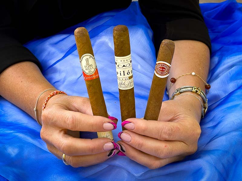 Trois cigares de module Corona : Flor de Selva, CAO pilon et Romeo y Julieta