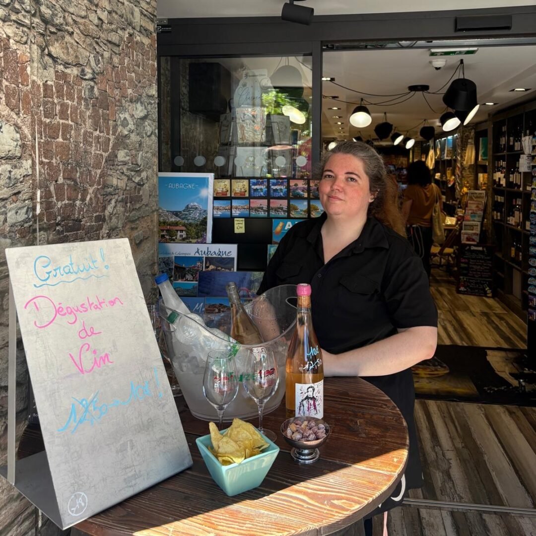 Et comme tous les samedis matin dégustation de vin 🍷 Aujourd’hui le rosé de la cuvée Alphonse Mâcon Milly Lamartine